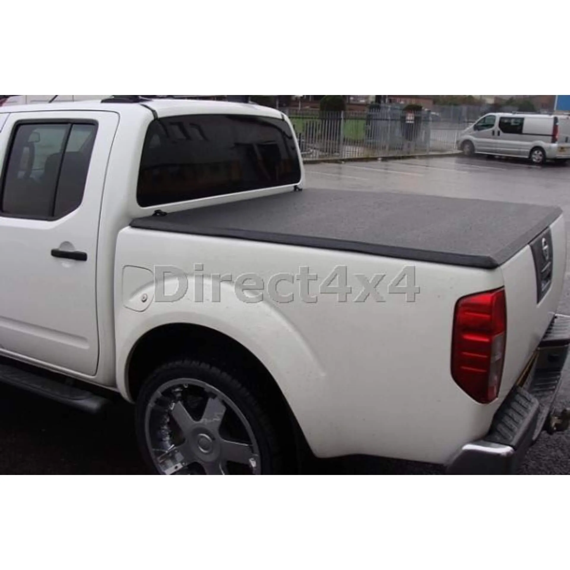 Soft Tri-Fold Tonneau Cover for Nissan Navara D40 Double Cab 2006-2015